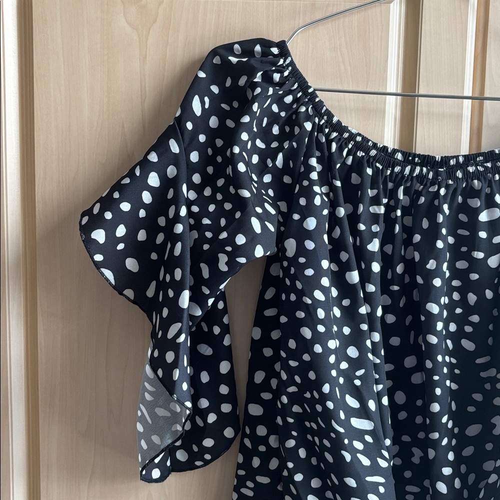 off shoulder beach cover up / blouse. NWT BLACK WHITE SPOTTED - summer breeze - Picture 4 of 7